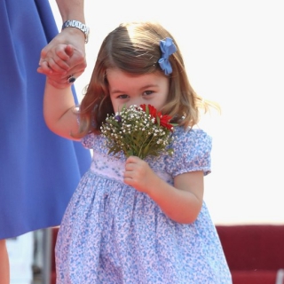 最萌兩歲外交官！揮手、微笑、聞鮮花樣樣來的夏綠蒂公主特輯